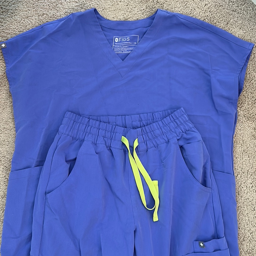 Figs set XS blueberry color. Estrella scrub top and high waisted dowa pants.